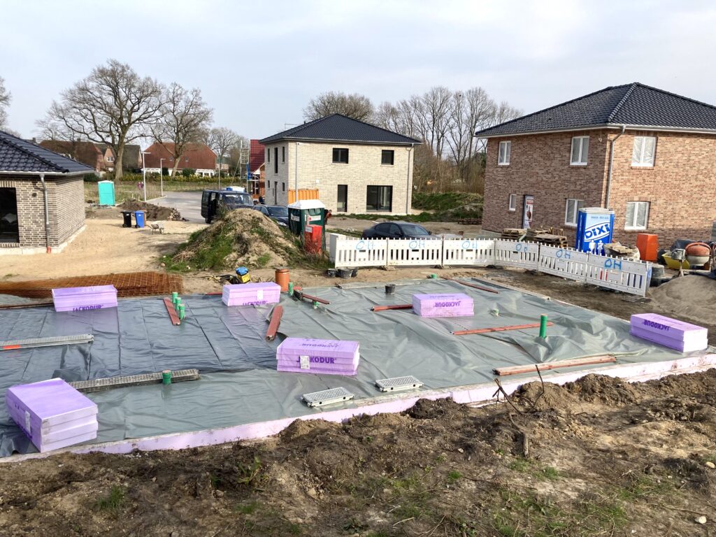 Betonage mit Folien abgedeckt, vor Witterung schützen