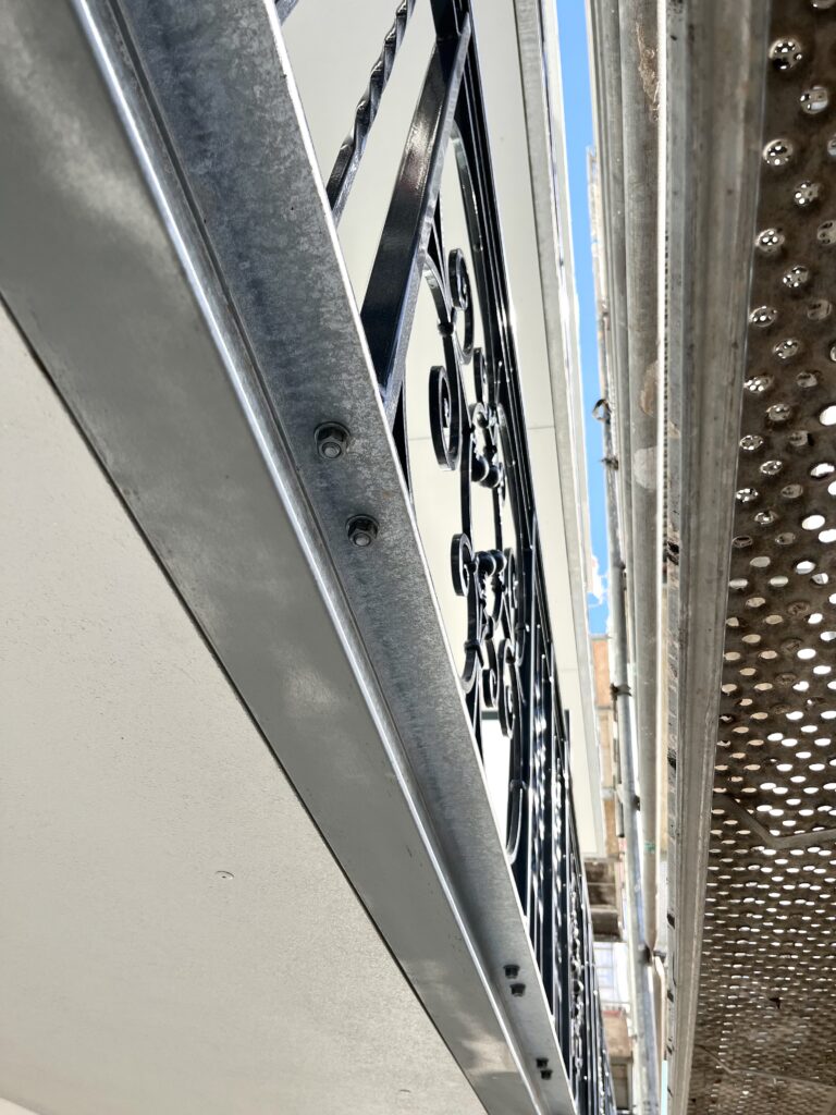 Fassadensanierung, Balkon, Brüstung, Seitenansicht