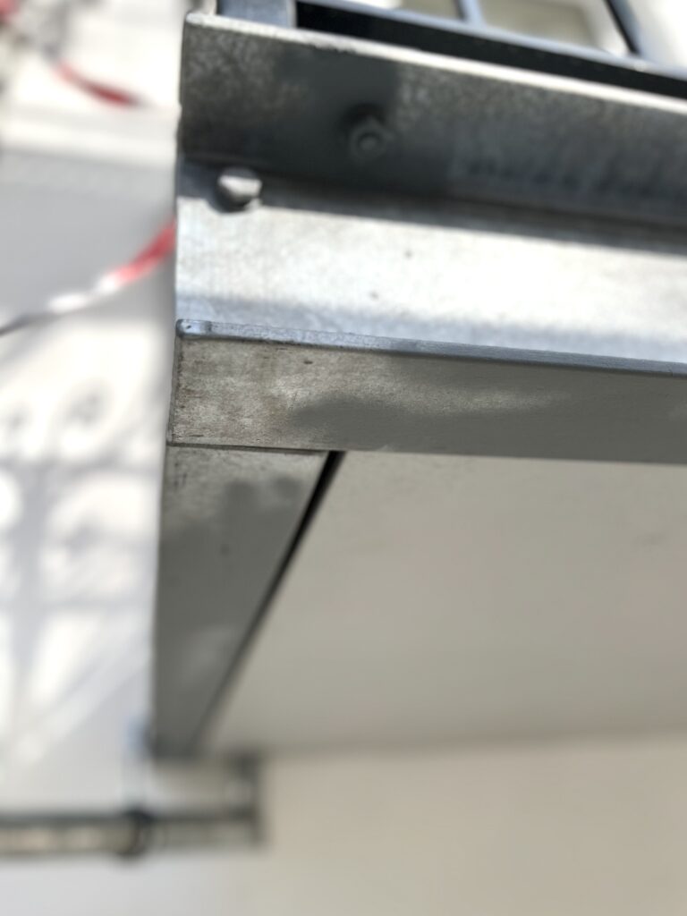 Unterkonstruktion des Balkons, Schlosserarbeiten und Maurerarbeiten