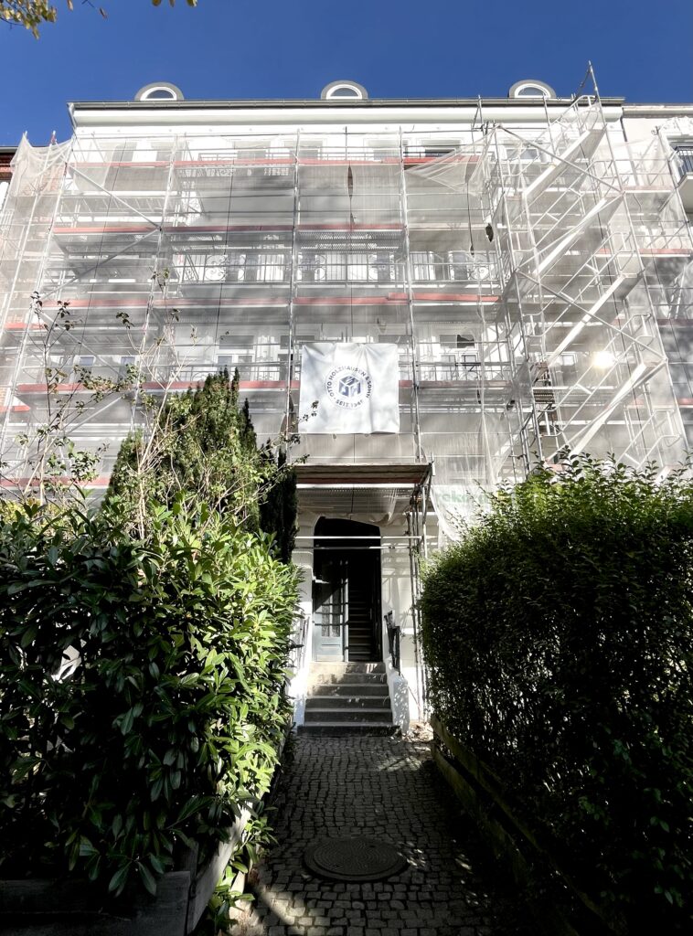 Außenansicht der Fassade, mit Gerüst, Putzarbeiten