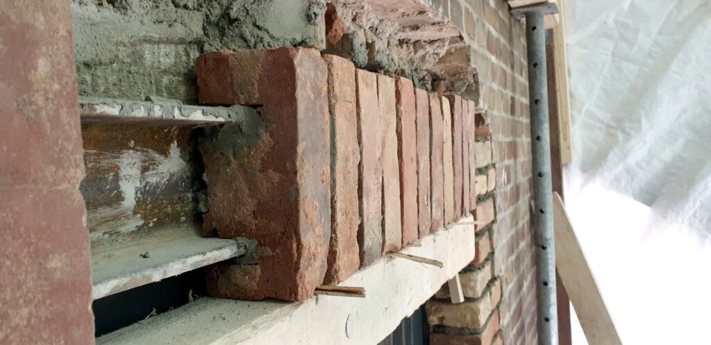 Detailaufnahme Klinkerarbeiten, Türsturz, Klinkerarbeiten