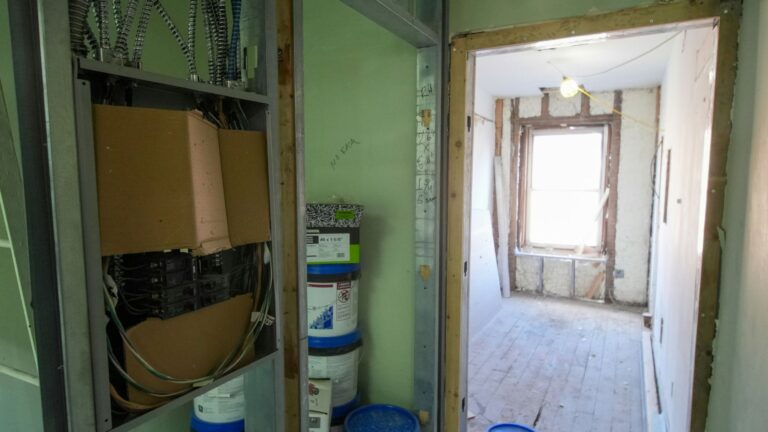Altbausanierung mit geöffneten Wänden und Blick in Baustelle