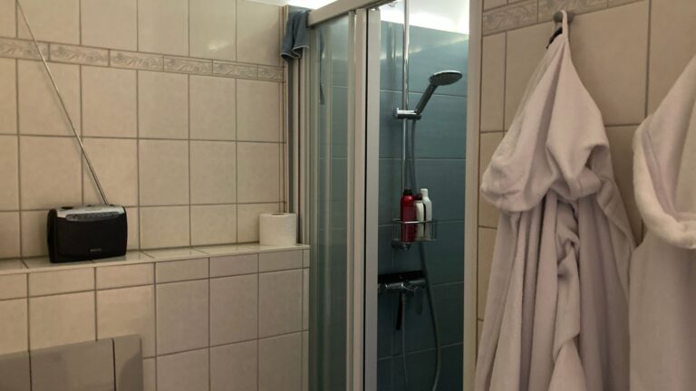 Renovierungsbedürftiges Badezimmer in einem Reihenhaus