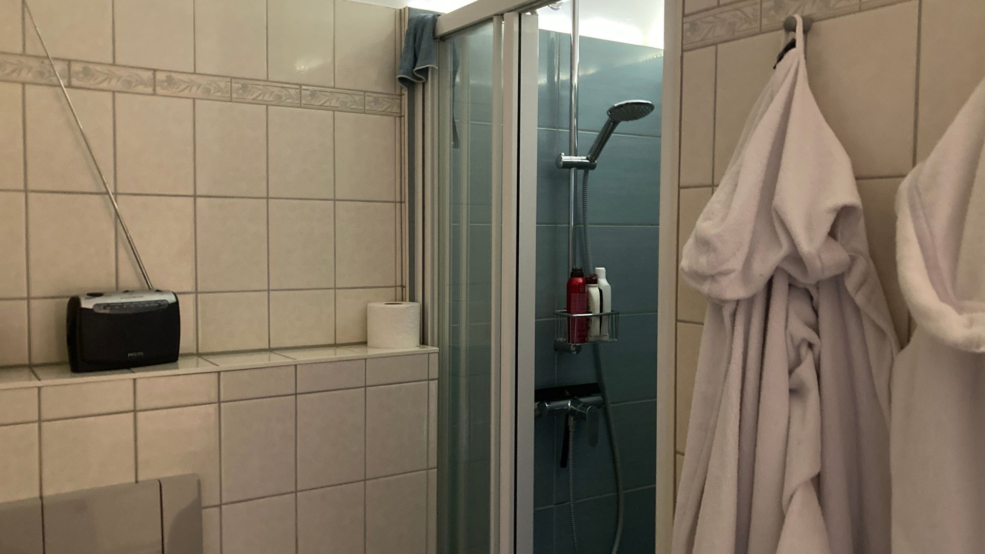 Renovierungsbedürftiges Badezimmer in einem Reihenhaus