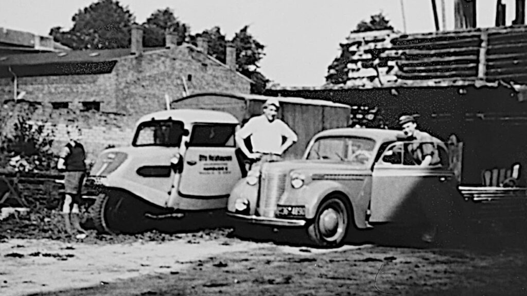 Historisches Foto: Der Firmengründer Otto Holzhausen vor seinen Fuhrpark