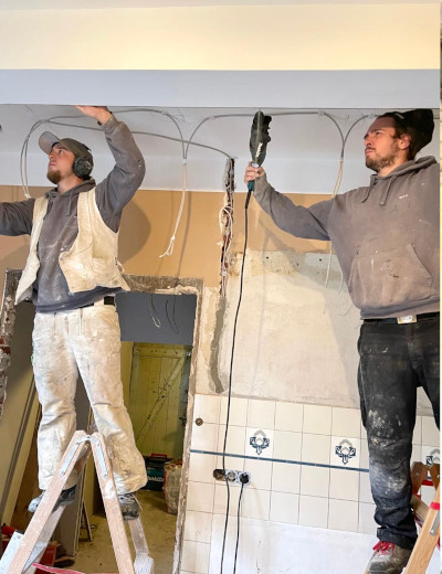 Die Brüder Max und Teo arbeiten Hand in Hand.